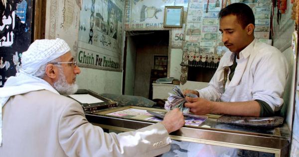 محلات الصرافة بصنعاء توقف عملية بيع وشراء الدولار