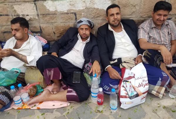 عصابة حوثية تسطو على ارض تابعة للدولة وتقتل أحد حراسها