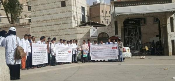 استمرار معاناة طلاب الطب البشري في جامعة الحديدة دون حل