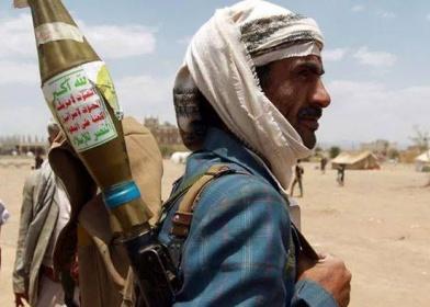 مسلح حوثي بذمار يطلق النار على والده ويحتجز افراد اسرته