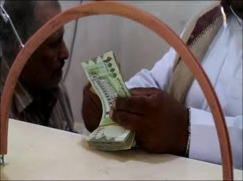 مليشيات الحوثي توقف عددا من شبكات التحويلات المالية 