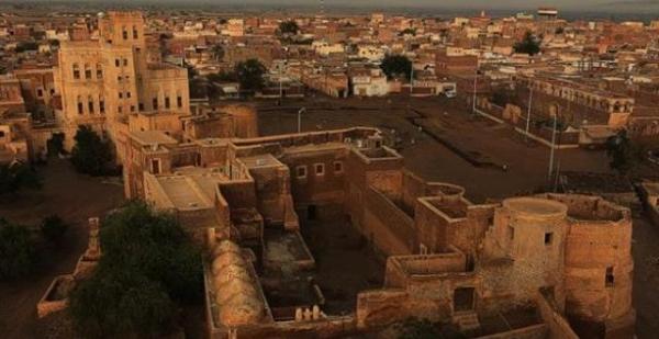 مليشيات الحوثي تداهم المحال التجارية بزبيد وتصادر مبالغ مالية