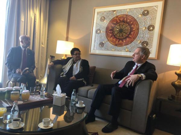 قيادات مؤتمرية تلتقي السفير الأمريكي لدى اليمن في مسقط