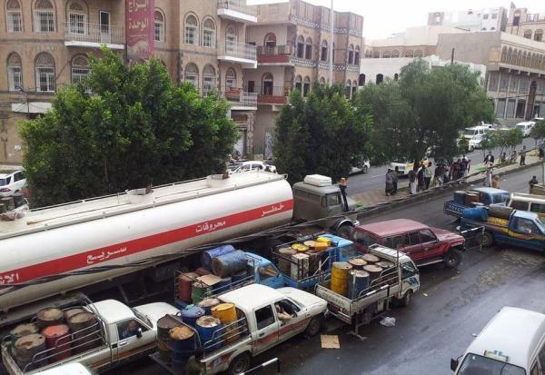 الحكومة تؤكد استعدادها توفير الوقود لمناطق الحوثيين بأقل من أسعارهم