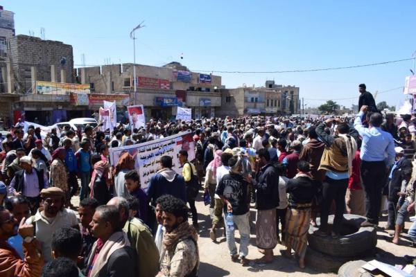 تظاهرة حاشدة في تربة تعز تطالب بتقديم قتلة الأشعري والذبحاني للقضاء