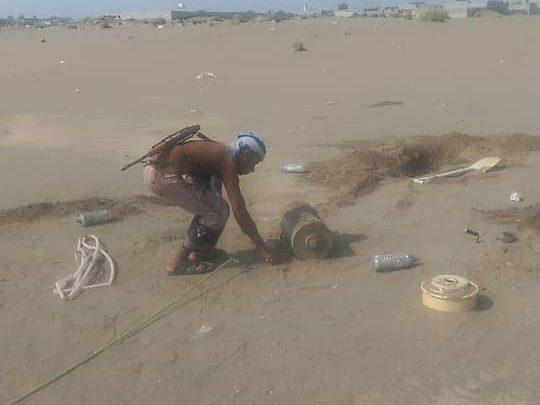 هندسية القوات المشتركة تفكك حقل ألغام حـوثي في حي منظر بالحديدة