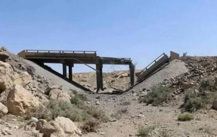 مليشيات الحوثي تفجر جسرا رئيسيا في مريس بالضالع