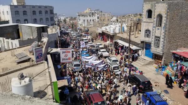 تعز..مسيرة حاشدة في التربة للمطالبة برفع المعسكرات والمسلحين