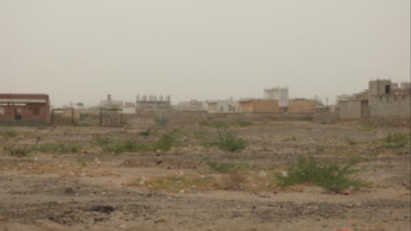 مليشيات الحوثي تستهدف الأحياء السكنية ومزارع المواطنين في حيس
